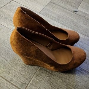 VEUC || Brown Wedges